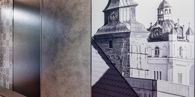 Ein historisches Gebäude mit markanten Türmen und Uhren, das in Schwarz-Weiß dargestellt ist, vermittelt ein nostalgisches Gefühl.