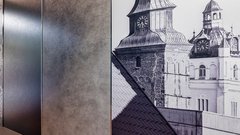 Ein historisches Gebäude mit markanten Türmen und Uhren, das in Schwarz-Weiß dargestellt ist, vermittelt ein nostalgisches Gefühl.