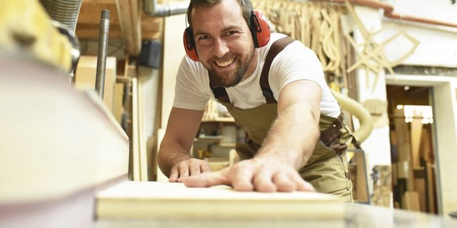 Ein Tischler mit Gehörschutz 