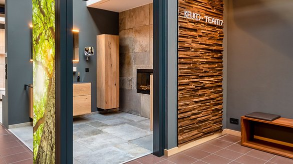 Ein moderner Raum mit einer Holzverkleidung und einem eleganten Waschbecken, das eine warme Atmosphäre ausstrahlt.