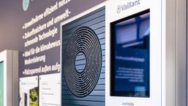 Ein modernes Display zeigt Informationen über umweltfreundliche Heiztechnologien und deren Vorteile für die Klimaanpassung.